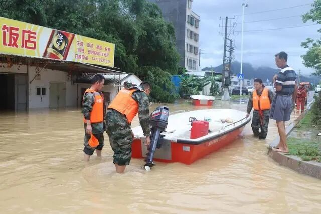 汕头警备区组织民兵驰援潮州抢险救灾