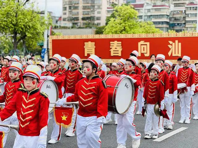 以青春之名向祖国告白，近千名青少年巡游汕头内海湾